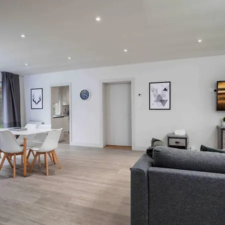 Semesterbostad 3 Bedroom Close To Peak District With Garden Sheffield